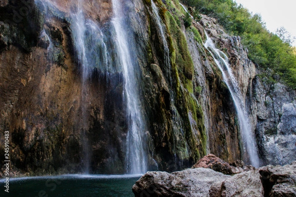 Fototapeta The main natural landmark of Croatia is the Plitvice Lakes with cascades of waterfalls. Emerald clear cold water on the background of rocks, plants and trees.