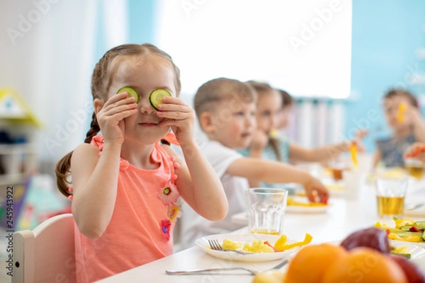Fototapeta Śmieszne dziecko zdrowe jedzenie w przedszkolu lub żłobku