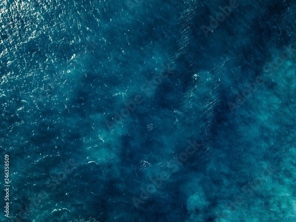 Fototapeta Widok z lotu ptaka na błękitną powierzchnię morza