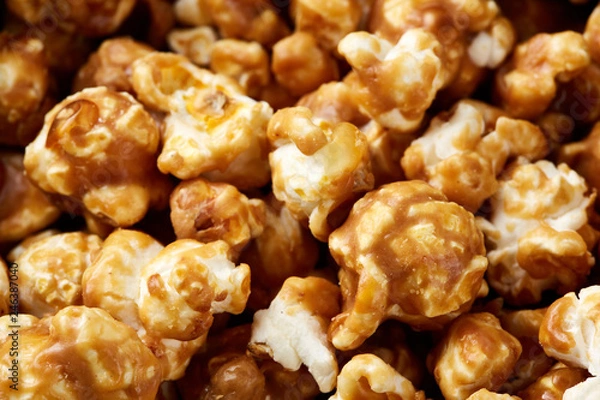 Fototapeta caramel pop corn background. Golden caramel popcorn close up. Background of popcorn. Snacks and food for a movie