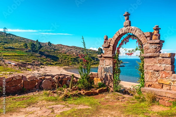 Fototapeta Kamienny łuk wejściowy prowadzący do wnętrza wyspy Taquile w jeziorze Titicaca, Peru.