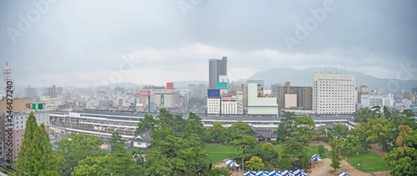 Fototapeta 福山城天守からの秋雨の福山市街地の展望