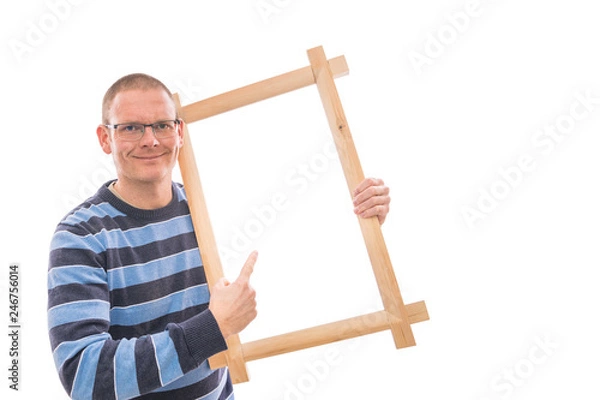 Obraz Mann hält Holzrahmen
