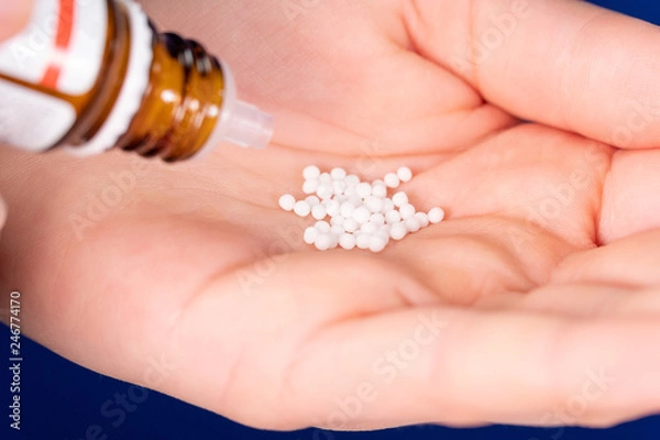 Fototapeta Homöopathie: Hand mit Globuli