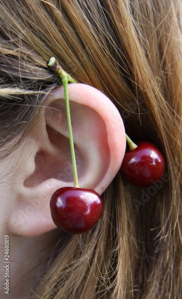 Obraz Kirsche am Ohr einer Frau