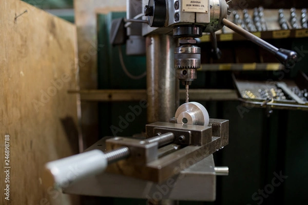 Fototapeta ボール盤で穴あけ作業