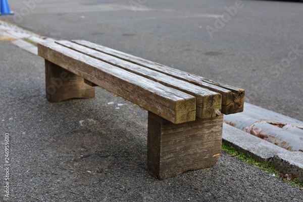 Fototapeta 日本の古い木製ベンチ