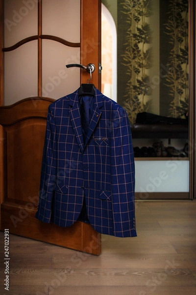 Obraz висит мужской пиджак