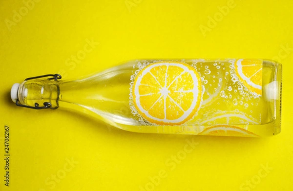 Obraz Water bottle and lemon else