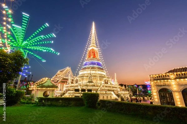 Obraz Stupa w świątyni phra samut chedi ozdobiona elektrycznymi żarówkami i pięknym niebem o zmierzchu, Samut Prakan, Tajlandia. Święto świątyni.
