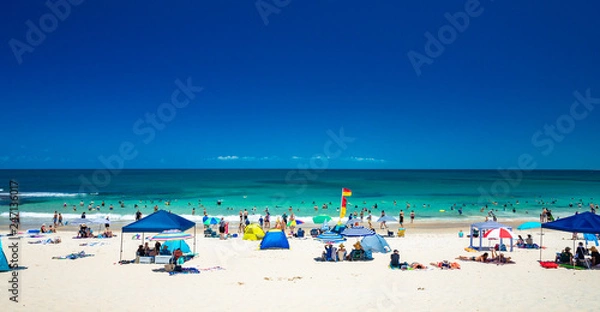 Fototapeta CALOUNDRA, AUS - Jan 27 2019: Hot sunny day at Kings Beach Calundra, Queensland, Australia