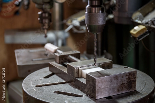 Obraz ボール盤で樹脂に穴あけ作業