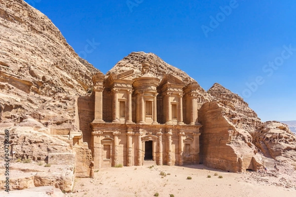 Fototapeta Słynna fasada Ad Deir w starożytnym mieście Petra, Jordan. Klasztor w starożytnym mieście Petra. Świątynia Al Khazneh w Petrze jest jednym z miejsc światowego dziedzictwa UNESCO i jednym z cudów świata
