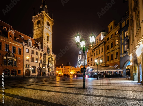 Obraz Widok na Rynek Starego Miasta i Praski zegar astronomiczny w nocy w Pradze, Republika Czeska.