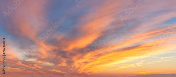 Obraz Panoramiczne niebo wschód słońca z kolorowymi chmurami