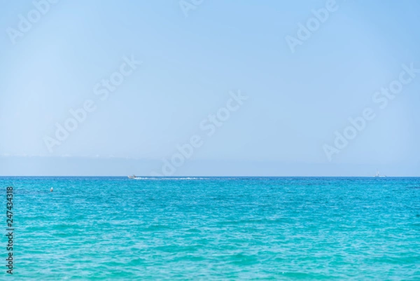 Fototapeta Boot auf türkisem Wasser am Traumstrand auf der Insel Sardinien in Solanas