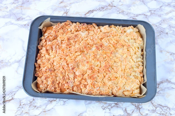 Obraz Ganzer Butterkuchen mit Mandelblättchen	