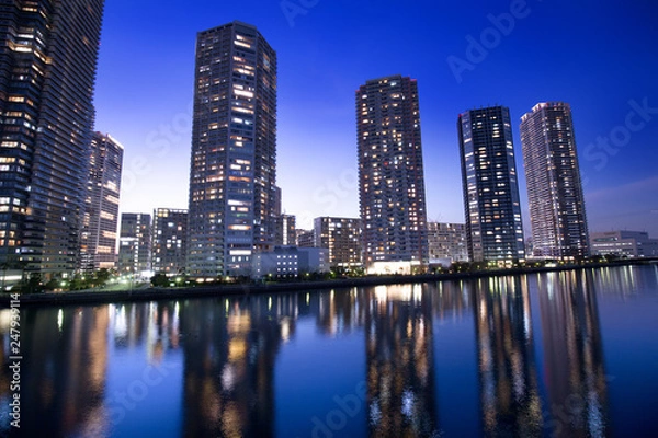 Obraz 夕暮れのタワーマンション街