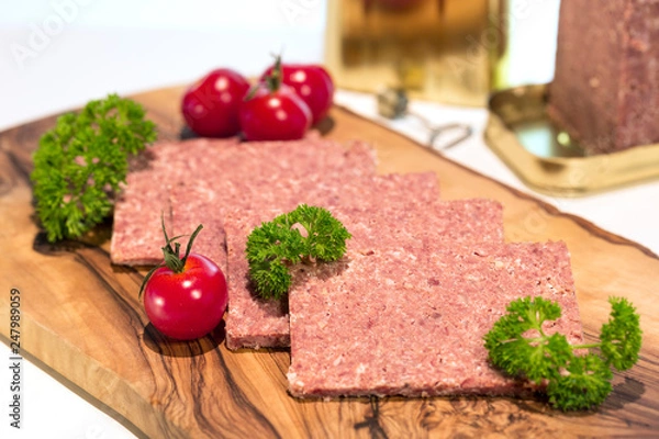 Fototapeta Corned Beef Scheiben auf Holzbrett