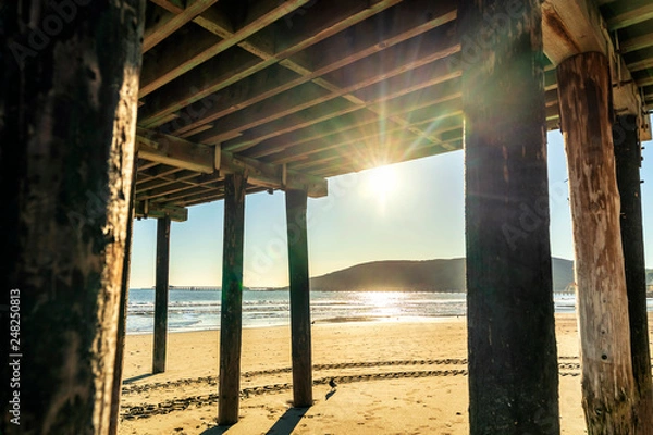 Obraz Under the Pier with Sun Star