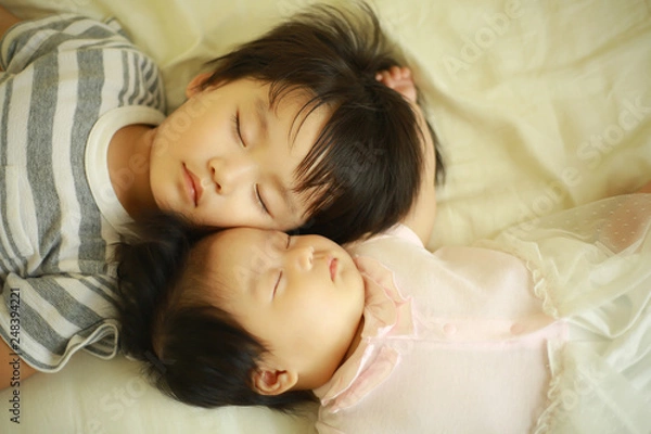 Fototapeta お昼寝する子供たち