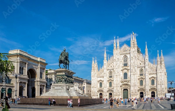 Obraz Katedra w Mediolanie (Duomo di Milano) i pomnik konny Vittorio Emanuele II na placu katedralnym w Mediolanie, Lombardia, Włochy. Słynna atrakcja turystyczna w Mediolanie we Włoszech.