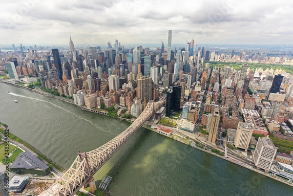 Obraz Wide-angle aerial view over the Ed Koch Queensboro Bridge and Midtown Manhattan, looking west