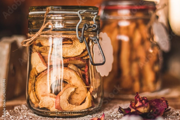 Fototapeta Glas mit getrockneten Äpfeln