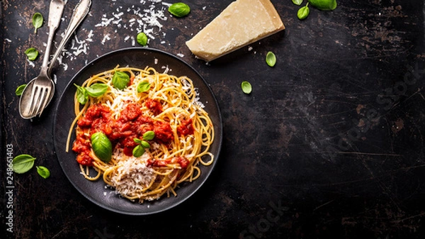 Fototapeta pyszny apetyczny klasyczny makaron spaghetti z sosem pomidorowym, parmezanem
