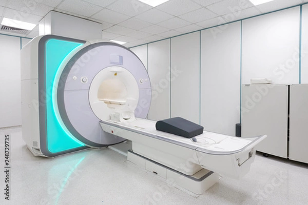 Obraz MRI - urządzenie do obrazowania metodą rezonansu magnetycznego w szpitalu. Sprzęt medyczny i opieka zdrowotna.