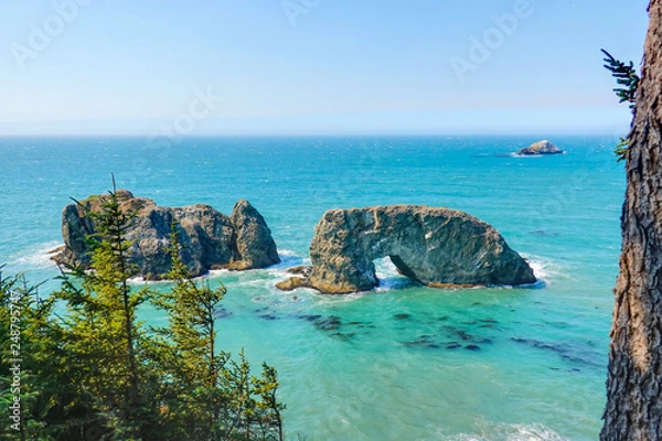 Fototapeta A view of the Arch Rock in Samuel H. Boardman State Scenic Corridor, Oregon, USA.