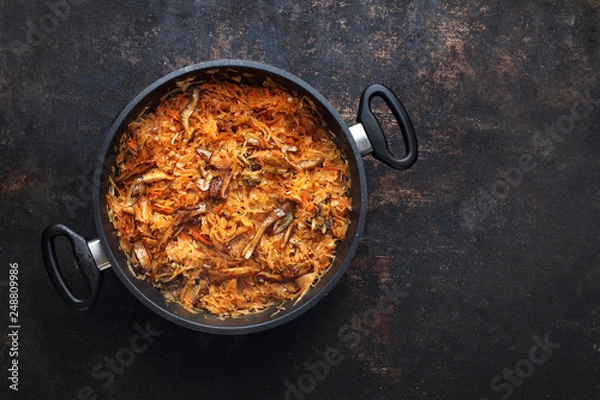 Obraz Domowy bigos z kiszonej kapusty z grzybami.