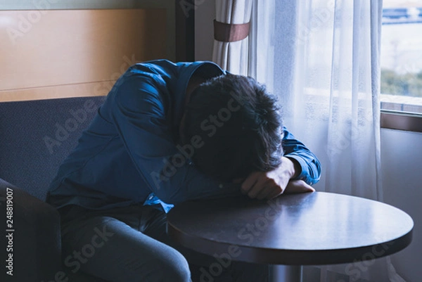 Fototapeta 落ち込む男性