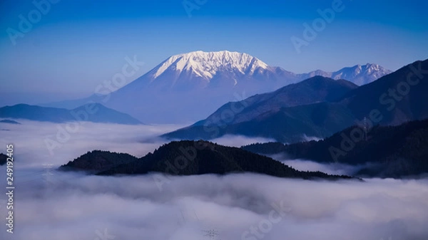 Obraz 冬の大山と雲海、絶景の雪景色、日本、鳥取県、伯耆富士