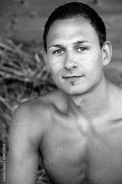 Fototapeta Mann sitzt im Stroh 159 sw