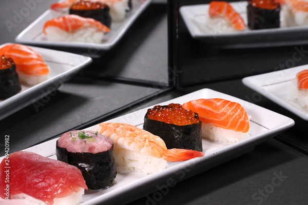 Obraz 鏡に映る寿司