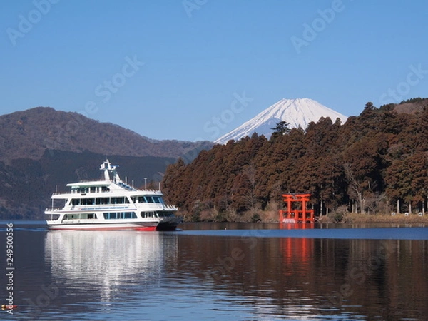 Fototapeta 芦ノ湖の遊覧船と富士山
