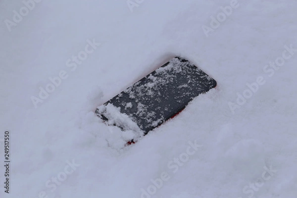 Fototapeta 雪の上に落ちたスマートフォン