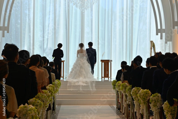 Obraz チャペルの結婚式で挙式を上げる新郎新婦