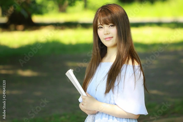 Obraz 本を持つ女性