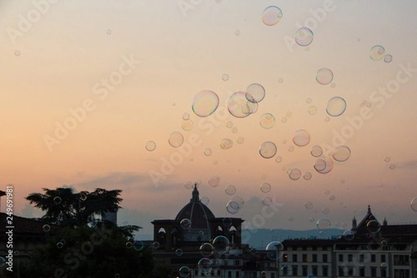 Obraz Soap bubbles soar in the air. Beautiful evening sunset in Florence. Soap bubbles evening sky. Florence, Italy.