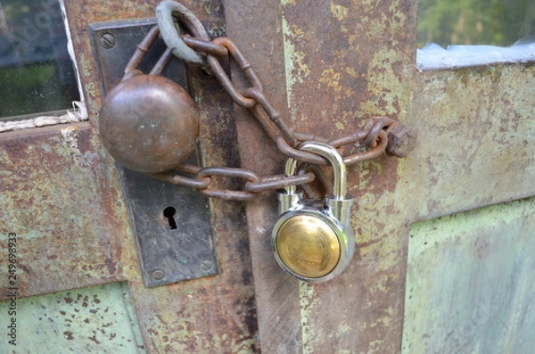 Obraz 南京錠で閉ざされた扉