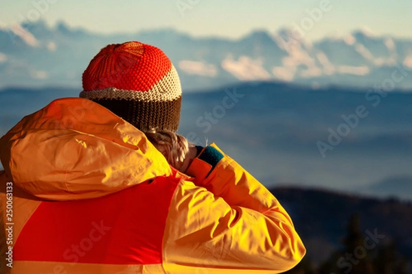 Fototapeta Junge Frau in den Bergen