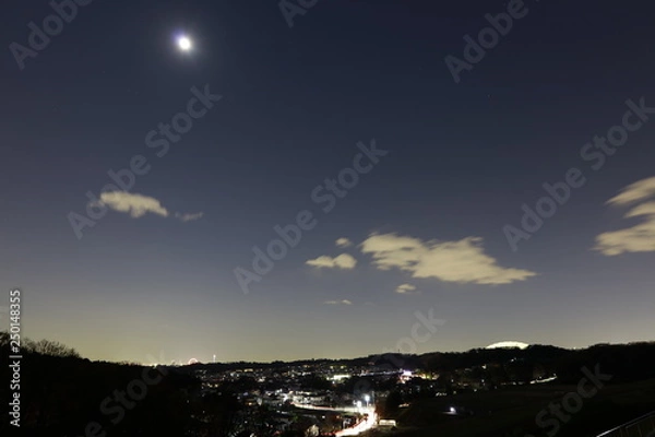 Fototapeta 狭山湖から見た都会と月