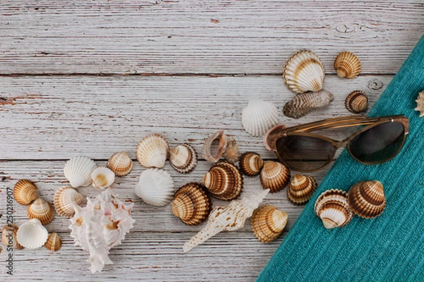 Obraz Flat lay with shells, beach accessories and glasses.