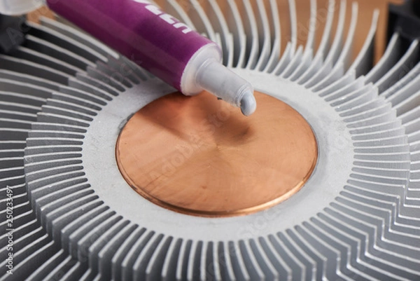 Obraz applying thermal paste to heat sink