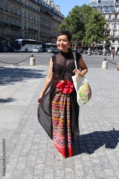 Fototapeta Femme marchant dans les rues de Paris
