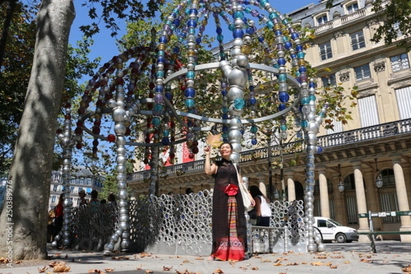 Fototapeta Femme thaïlandaise devant une station de metro de Paris
