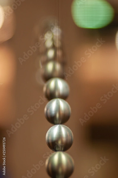 Obraz metal balls on string