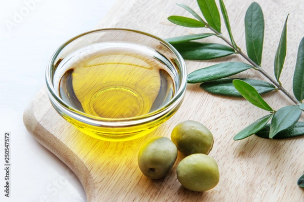 Obraz オリーブオイルとオリーブの実
